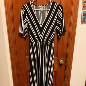 Black & cream colored stripe dress - with pockets